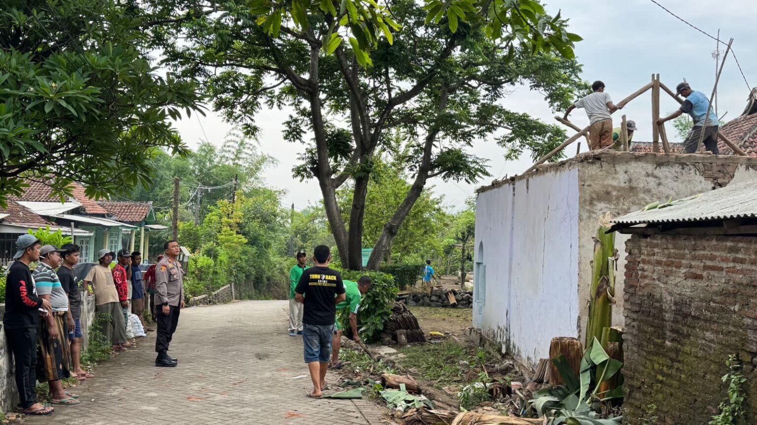 Kapolsek Kejayan Bersama Pemuda Punisher Gelar Bhakti Sosial Renovasi Mushola di Desa Kepuh