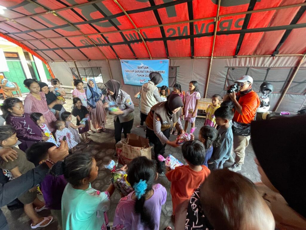 Polres Lumajang Dampingi Anak-anak Pengungsi Semeru: Beri Hiburan dan Pulihkan Trauma*