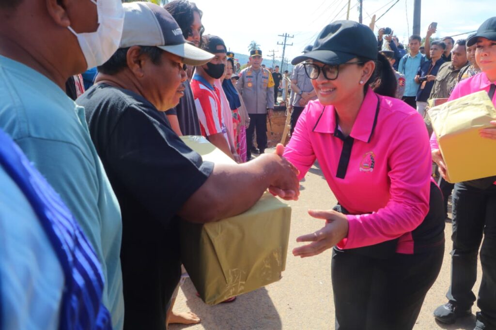 Ketum Bhayangkari Beri Bantuan hingga Hibur Anak-anak Korban Bencana di Tapanuli Tengah*