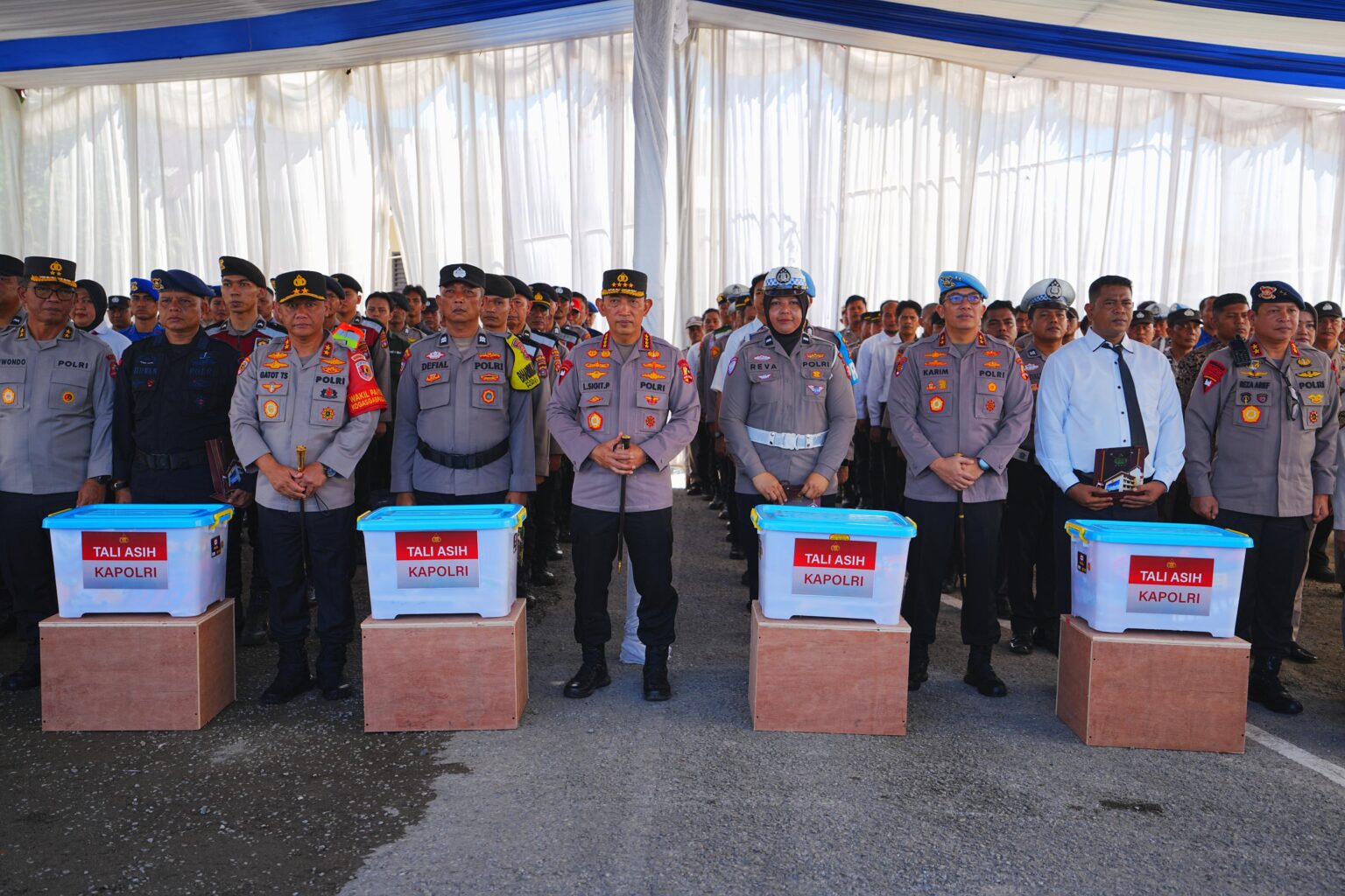 Wujud Empati, Kapolri Beri Bantuan kepada Anggota Polri Korban Bencana di Sumbar