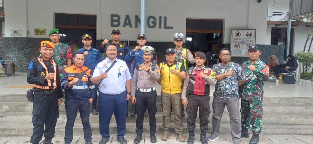 Persiapan Nataru, Antisipasi Laka Kereta Api Satlantas Polres Pasuruan Tutup Perlintasan KA Tanpa Palang Bagi Mobil
