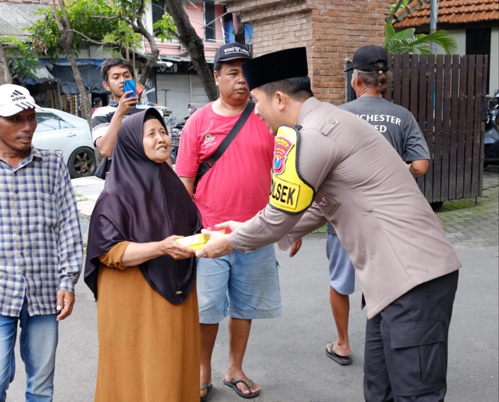 Jumat Berkah, Polsek Taman Berbagi Makanan di Jalan Raya Wonocolo Sidoarjo*