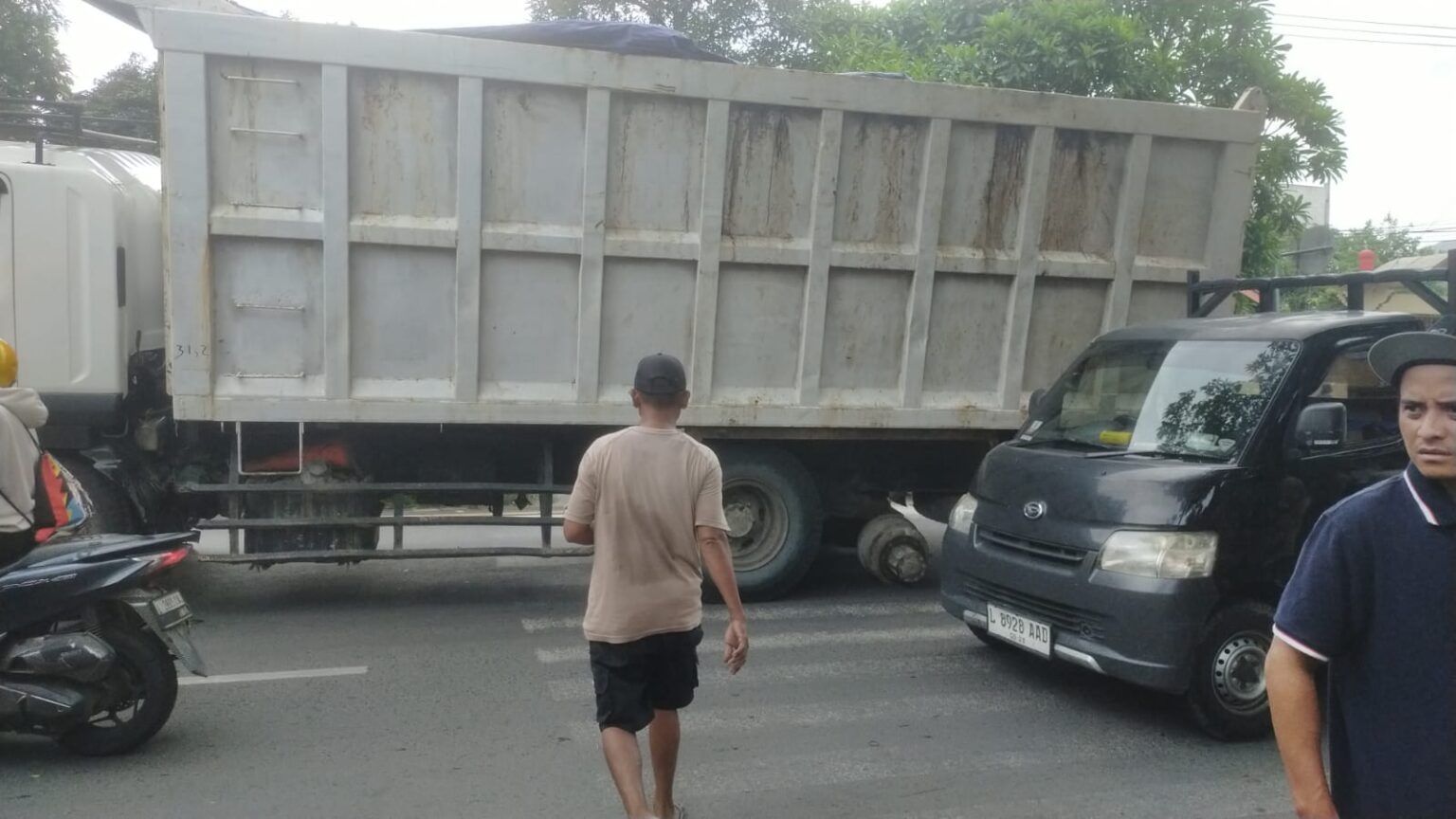 Anggota Polsek Semampir Responsif Tangani Lakalantas di Jalan Simorejo, Ban Truk Tronton Terlepas dan Lukai Tukang Tambal Ban