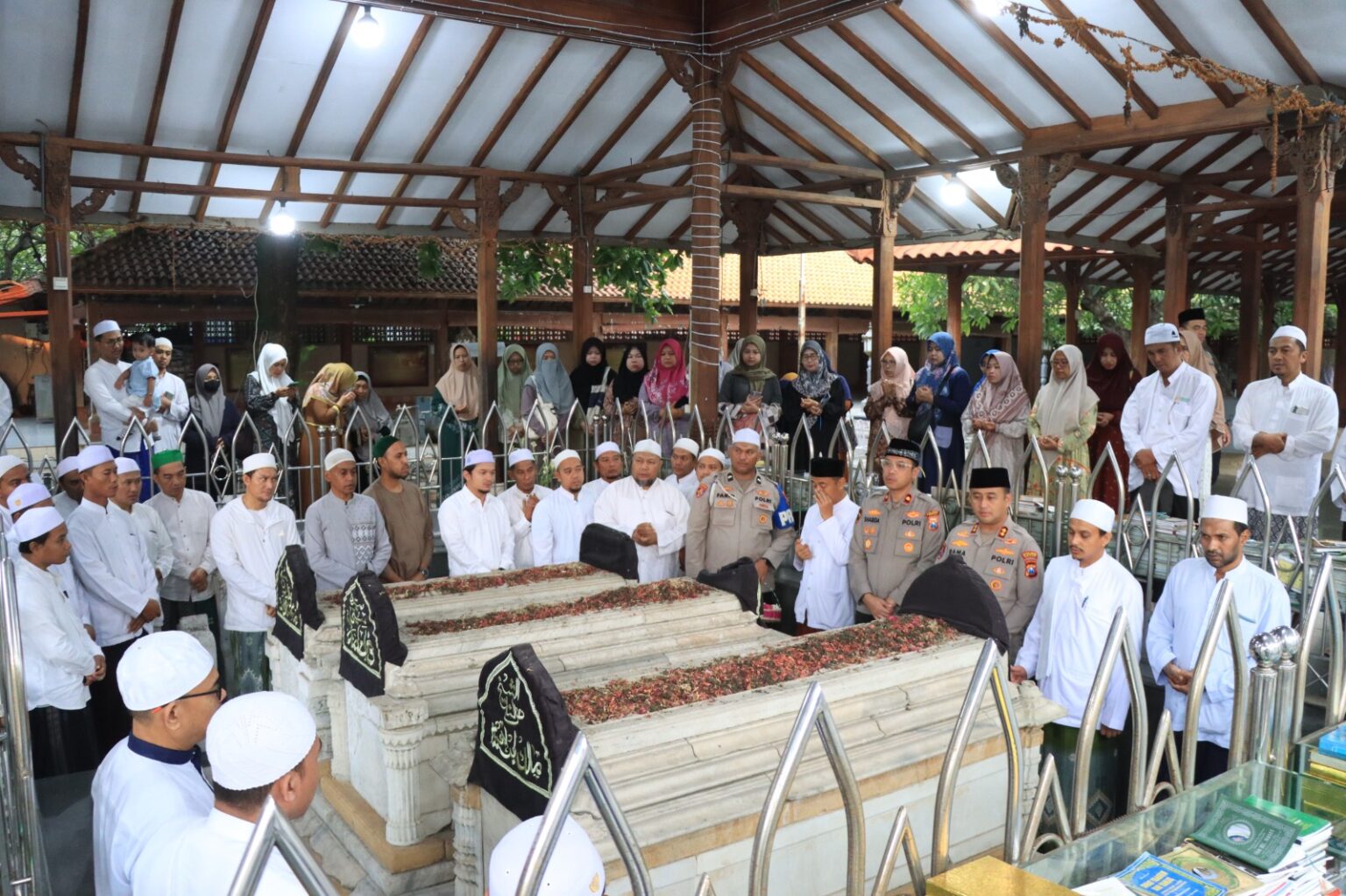 Awali Tugas Baru, Kapolres Gresik Ziarah Wali dan Ulama*