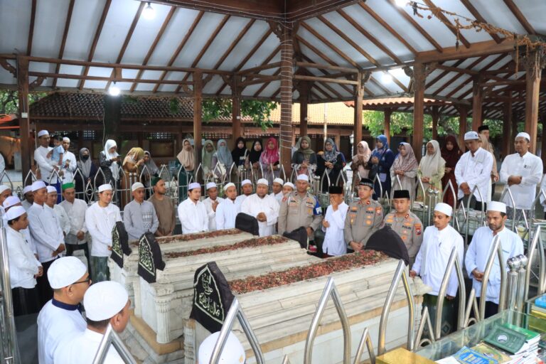 Awali Tugas Baru, Kapolres Gresik Ziarah Wali dan Ulama*