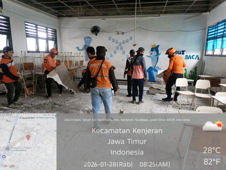 SMPN 60 Surabaya Dilakukan Evakuasi Setelah Plafon Ruang Kelas Ambrol