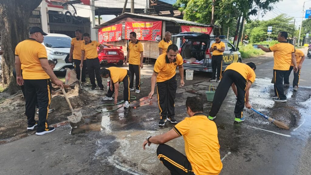 Operasi Keselamatan Semeru 2026 Polresta Sidoarjo Tambal Jalan Berlubang*