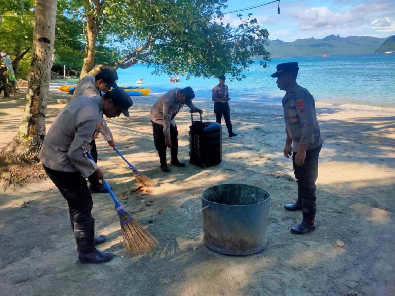 Gotong Royong Polres Trenggalek Bersihkan Area Pantai Mutiara Watulimo*