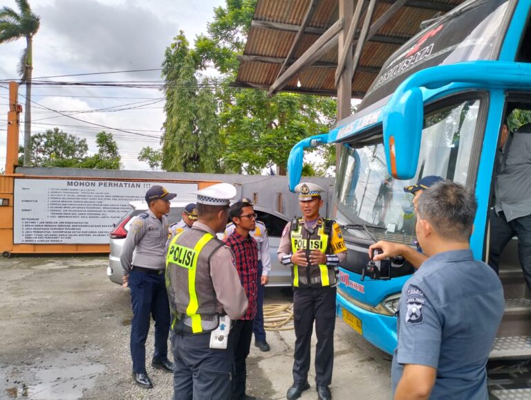 Untuk Keselamatan, Polres Lamongan Ramp Check Bus Pariwisata Jelang Harlah NU*