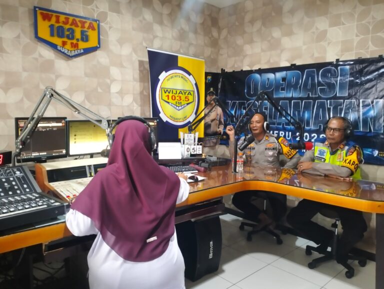 Gandeng Media Polres Pelabuhan Tanjungperak Ajak Warga Jadi Pelopor Tertib Lalu Lintas*