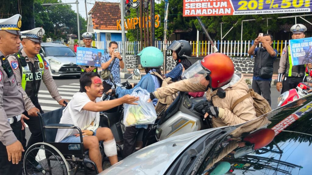Polres Blitar Kota Edukasi Pengguna Jalan di Operasi Keselamatan Semeru Dengan Berbagi Sayur*
