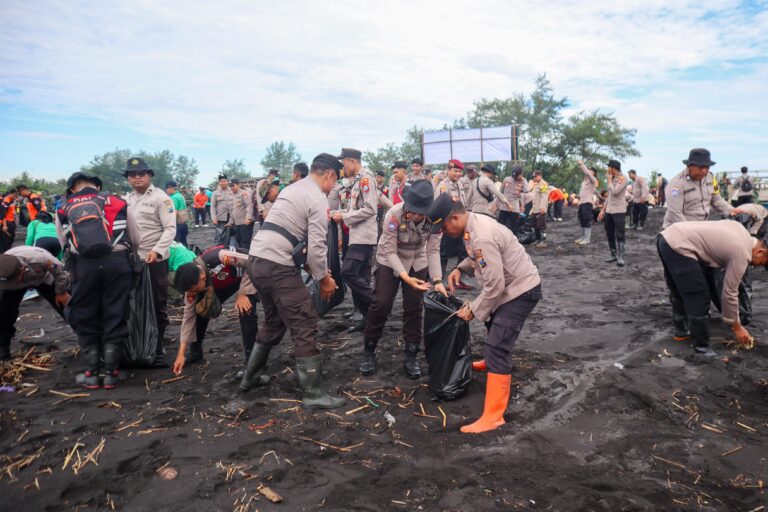 Polres Lumajang Gelar Aksi Bersih – bersih Wujudkan Pantai Watu Pecak Asri*