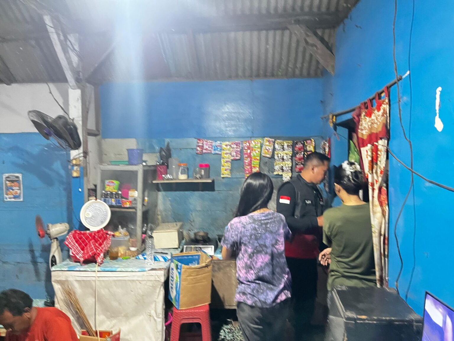 Polres Gresik Ungkap Peredaran Miras di Menganti, Puluhan Liter Miras Diamankan dari Warung Karaoke*