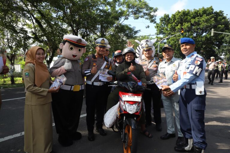Polres Magetan Berbagi Bunga dan Es Krim di Operasi Keselamatan Semeru 2026*