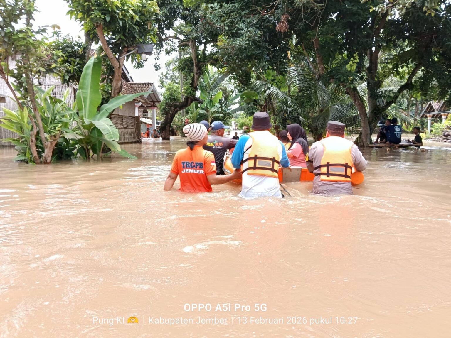 Polres Jember Evakuasi Korban Banjir di Rambipuji Pastikan Bantuan Tersalurkan*