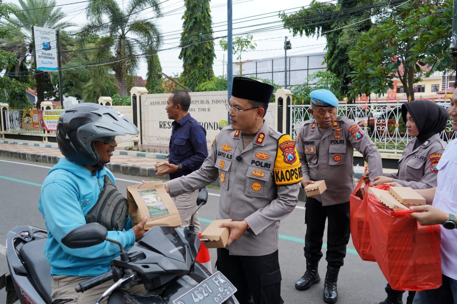 Polres Situbondo Bersama Insan Pers Berbagi Takjil Ratusan Bungkus Habis Dalam 10 Menit*