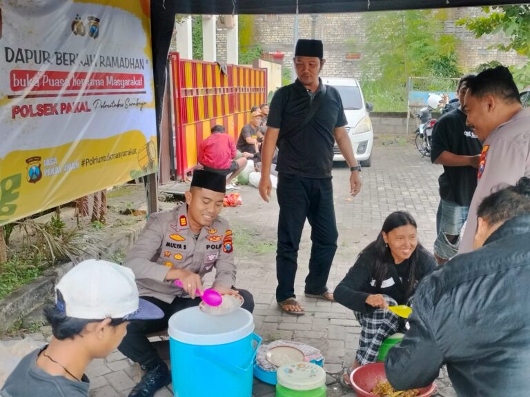 Dapur Berkah Ramadan Polsek Pakal: 600 Porsi Buka Puasa untuk Warga di Surabaya*