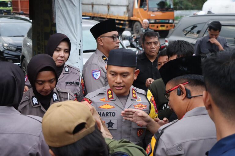 Kapolres Pasuruan Turun Langsung, 500 Takjil Dibagikan untuk Warga Bangil