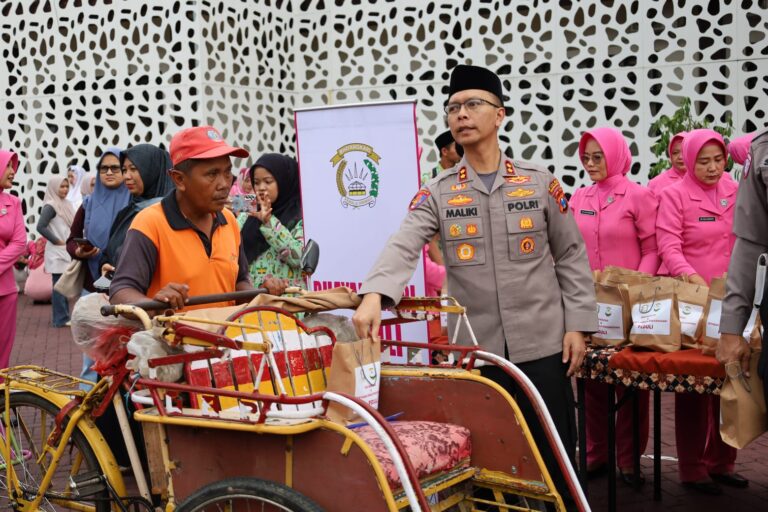 Polres Trenggalek dan Bhayangkari Berbagi Ratusan Menu Buka Puasa Gratis*