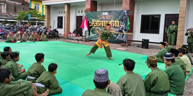 Jelang Berbuka Puasa Warga LDII Wonocolo Latihan Pencak Silat Bersama PERSINAS ASAD