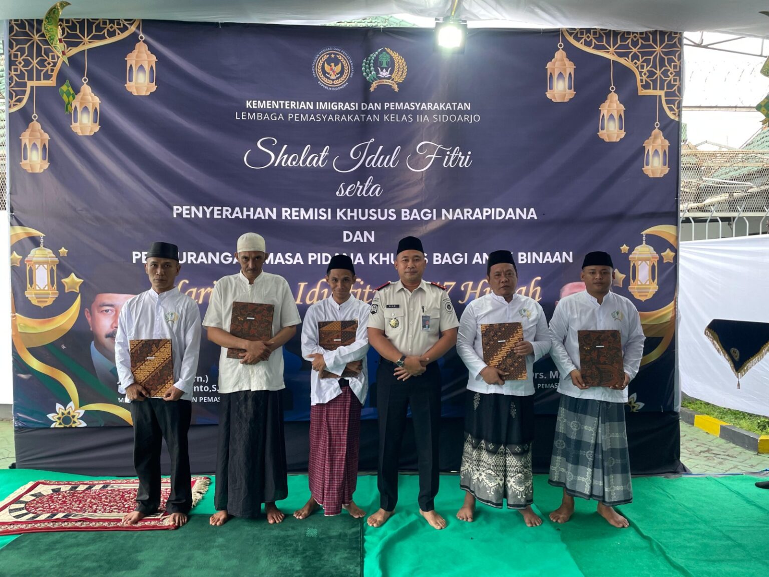 LAPAS SIDOARJO GELAR SHOLAT IDUL FITRI DIRANGKAIKAN DENGAN PEMBERIAN REMISI