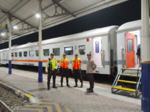 Terpantau Stasiun Bangil Masih Lengang, Polisi Polres Pasuruan Tetap Siaga