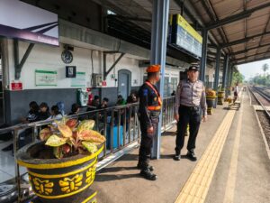 Puncak Arus Balik Lebaran Polres Malang Tingkatkan Pengamanan di Stasiun dan Terminal*