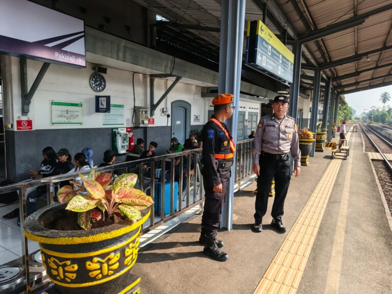 Puncak Arus Balik Lebaran Polres Malang Tingkatkan Pengamanan di Stasiun dan Terminal*