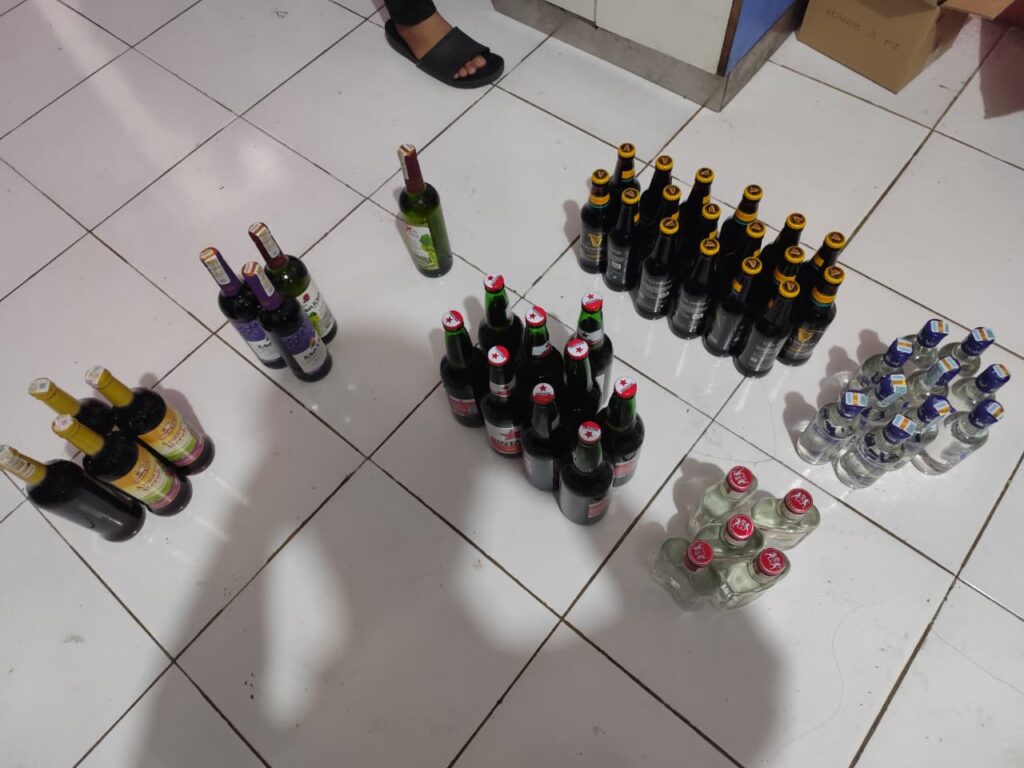 Polres Gresik Amankan 16 Orang dan Puluhan Botol Miras di Cerme, Respons Aduan “Cak Rama”*