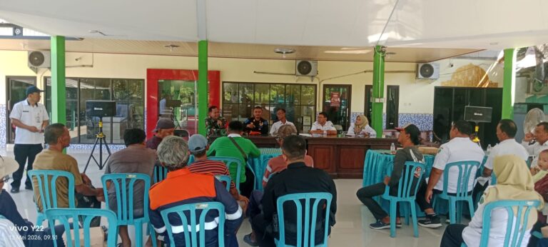 KAI SOSIALISASIKAN PENUTUPAN PERLINTASAN KERETA API DI KETAPANG, WARGA SEPAKATI JALUR HANYA UNTUK PEJALAN KAKI DAN RODA DUA*