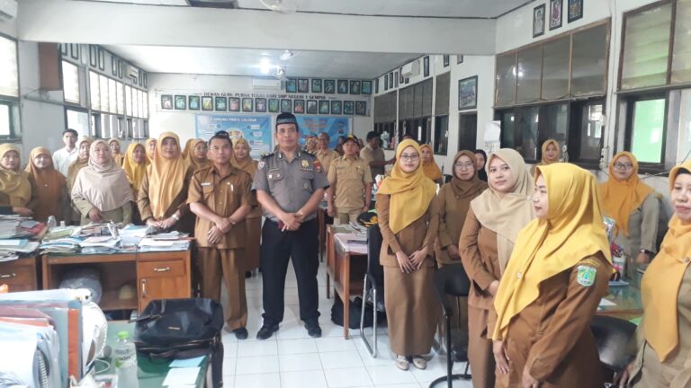 Menanamkan Kesadaran Generasi Muda, Satbinmas Polres pasuruan Lakukan Pembinaan Humanis di SMPN 1 Gempol ‘*