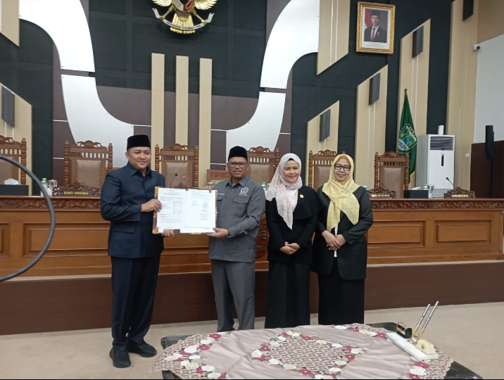 DPRD Kabupaten Pasuruan Gelar Rapat Paripurna, Sahkan Dua Raperda dan Serahkan Dokumen Rekomendasi LKPJ 2025
