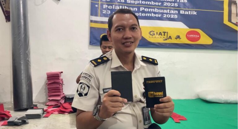 Dari Balik Tembok, Lahir Karya Bernilai: Warga Binaan Lapas Sidoarjo Produksi Cover Paspor Berkualitas**
