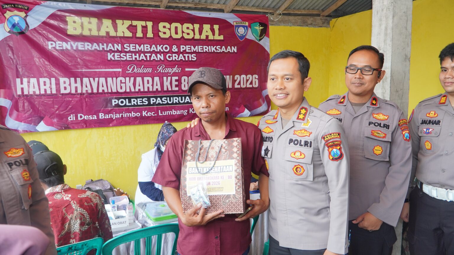 Kapolres Pasuruan Blusukan ke Rumah Warga Kurang Mampu di Lumbang, Salurkan Bansos dan Layanan Kesehatan Gratis