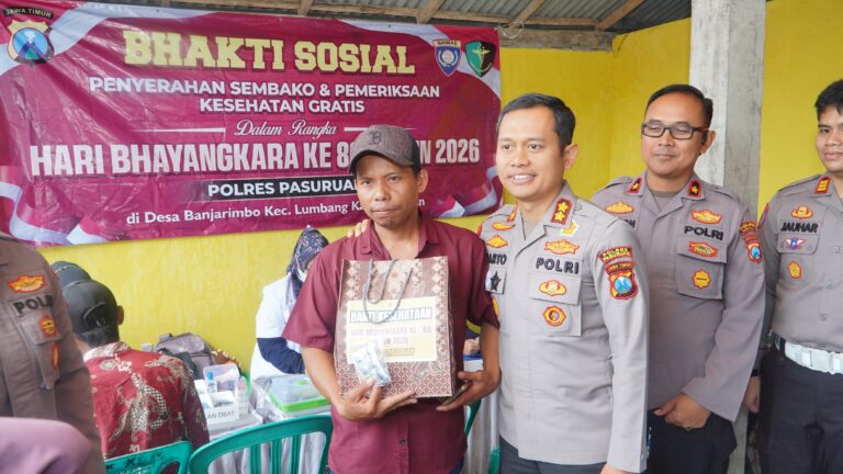 Kapolres Pasuruan Blusukan ke Rumah Warga Kurang Mampu di Lumbang, Salurkan Bansos dan Layanan Kesehatan Gratis