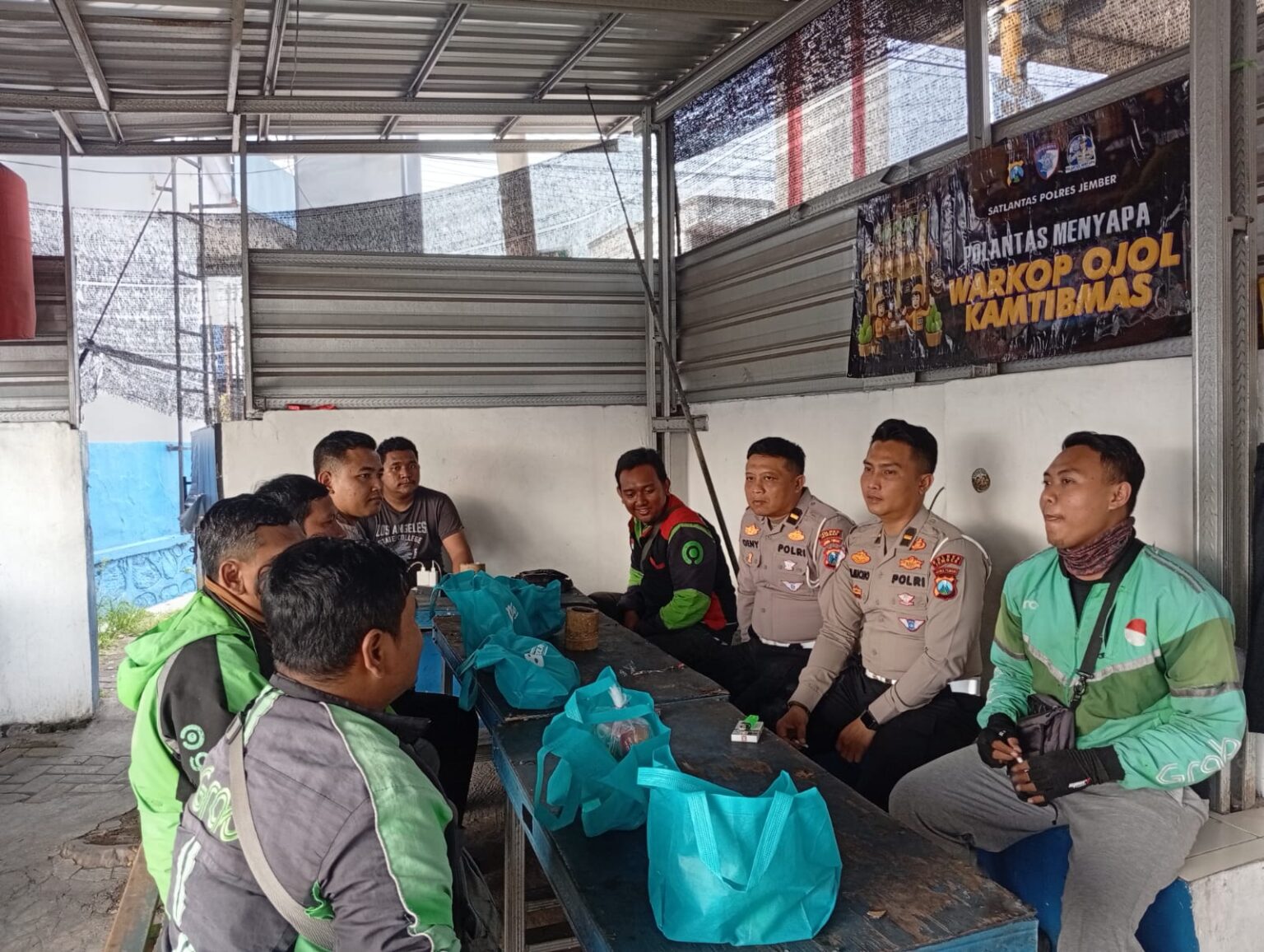 Sambut Hari Bhayangkara ke – 80, Polres Jember Berbagi Paket Sembako untuk Ojol*