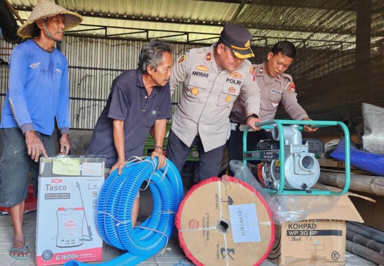 Polres Pelabuhan Tanjungperak Salurkan Bantuan Alat Pertanian Dukung Ketahanan Pangan Nasional*
