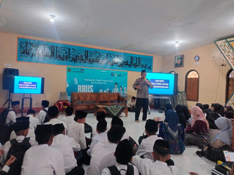 Satbinmas Polres Pasuruan Perkuat Kesadaran Santri Lewat Cooling System dan Dialog Interaktif di Ponpes Al Inayah*