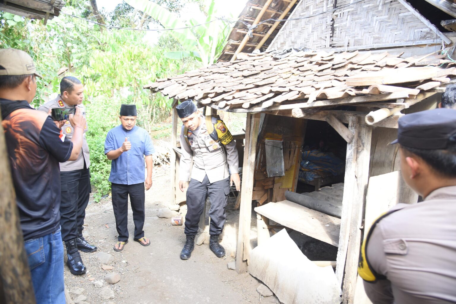 Polri Peduli : Polres Bondowoso Santuni Nenek Sebatangkara*