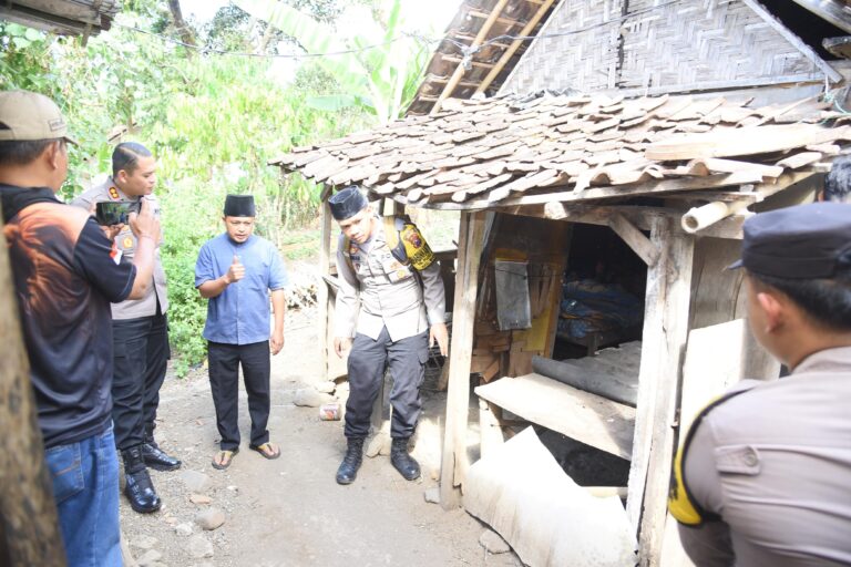 Polri Peduli : Polres Bondowoso Santuni Nenek Sebatangkara*
