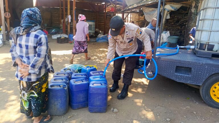 Polres Pasuruan Sulap Mobil Patroli Jadi Pengangkut Air Bersih untuk Warga Terdampak Kekeringan*