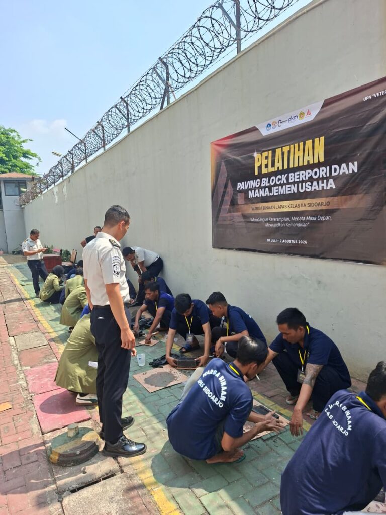 Dari Balik Jeruji Menuju Kemandirian, WBP Lapas Sidoarjo Dibekali Pelatihan Pembuatan Paving Blok dan Manajemen Usaha*