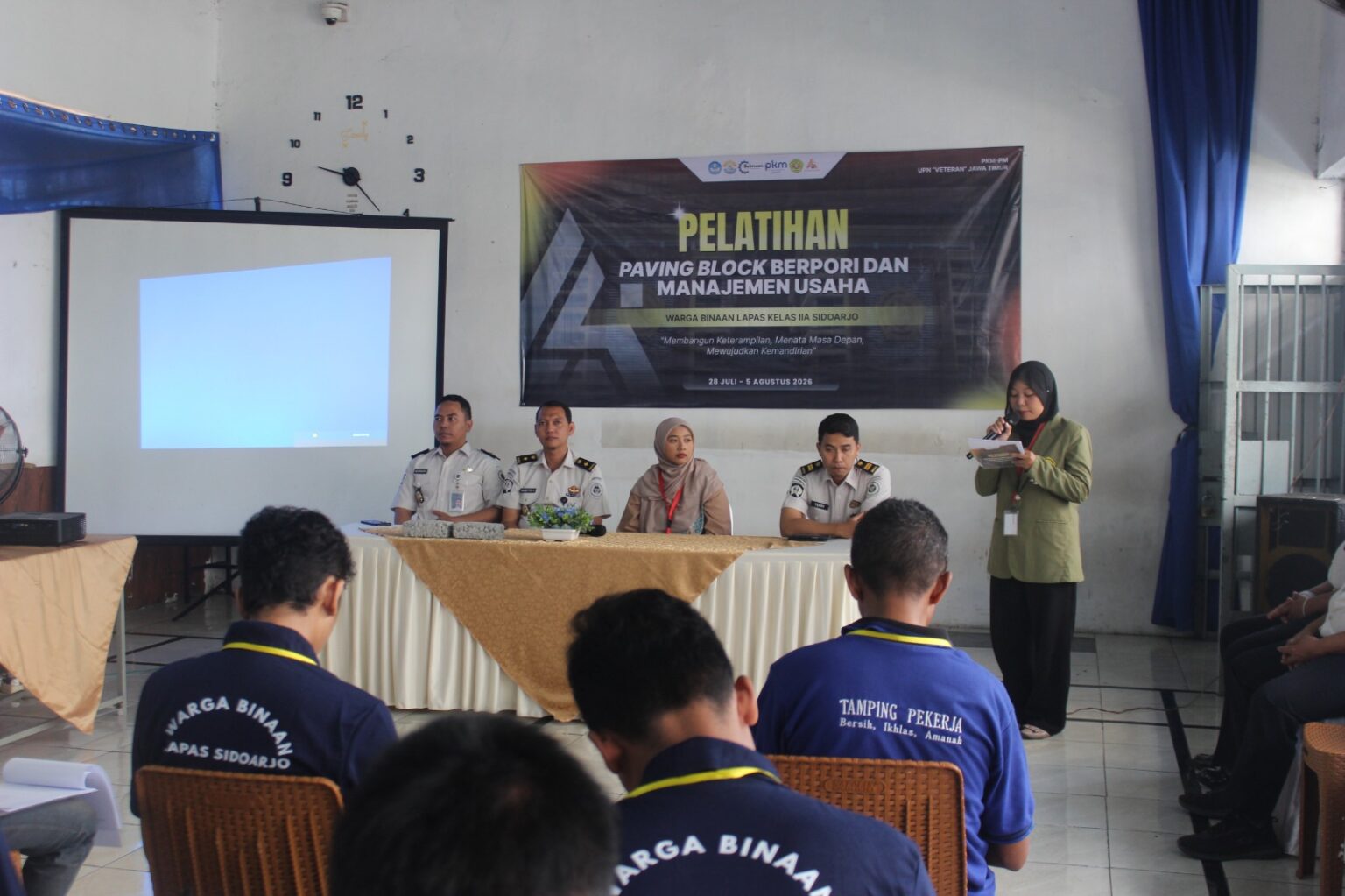 Dari Balik Jeruji Menuju Kemandirian, WBP Lapas Sidoarjo Dibekali Pelatihan Pembuatan Paving Blok dan Manajemen Usaha*