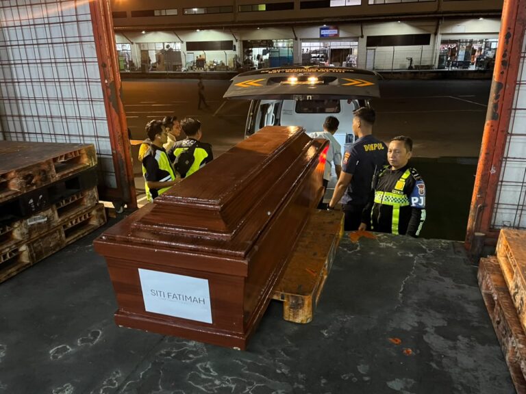 Tim DVI Polda Jatim Kembali Serahkan Jenazah Korban KM Mutiara Sentosa II Asal Sumatera dan Sulawesi kepada Keluarga*