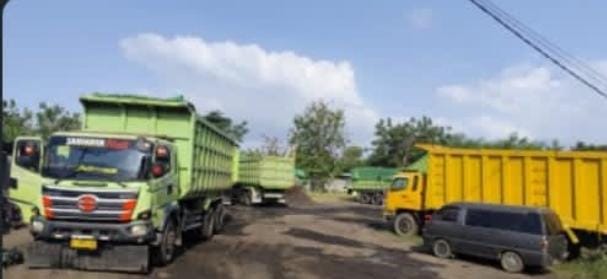 Garasi berisi puluhan Tronton di Depan SD kedungasem, diduga tak kantongi ijin dan resahkan warga
