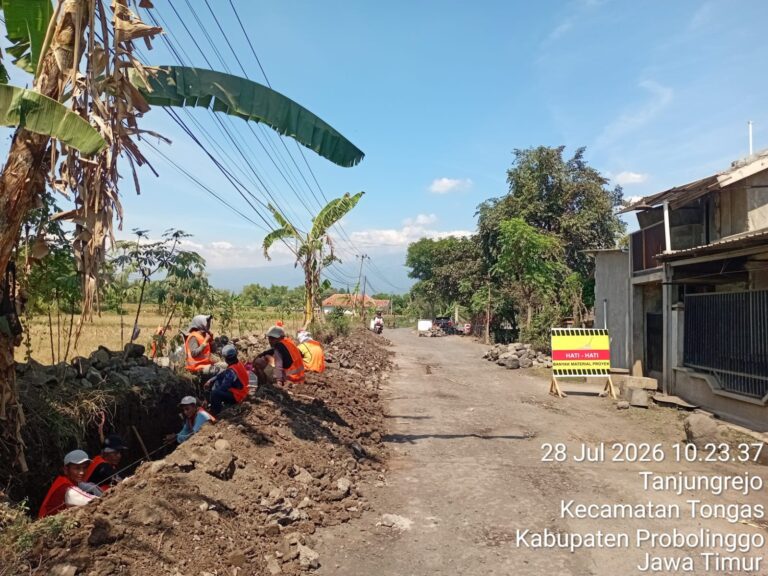 Material Proyek Jalan Tambakrejo-Lumbang Menumpuk, Warga Keluhkan Bahaya dan Diduga Tak Sesuai Spek