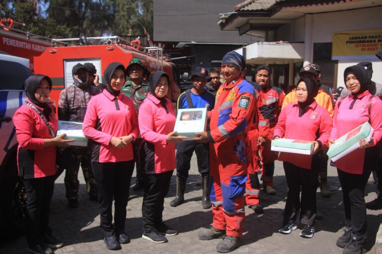 Polres Probolinggo dan Bhayangkari Salurkan Bantuan untuk Relawan Karhutla TNBTS di Bromo*