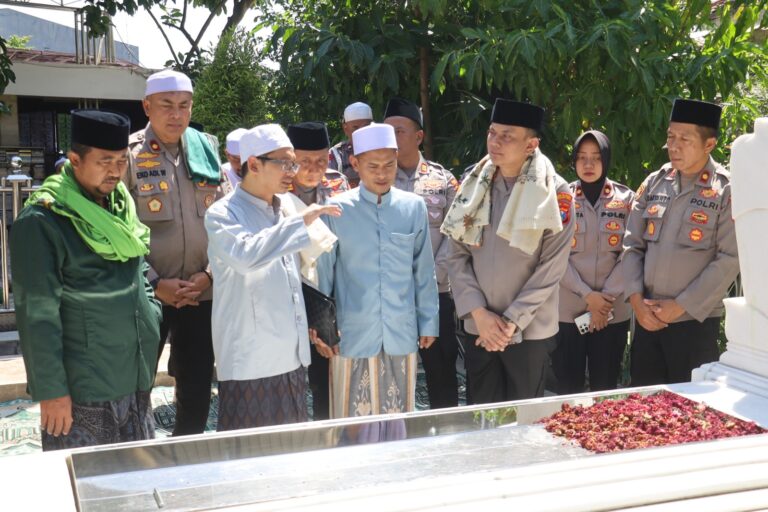 Sinergi Spiritual, Kapolres Pelabuhan Tanjung Perak Ziarah Wali di Surabaya*