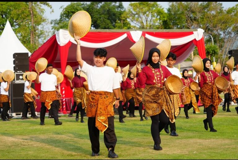 100 Murid SMAN 1 Porong Tampilkan “Tari Tani Siring” di Panggung Kehormatan Upacara Penurunan Bendera HUT RI ke-81 di Alun-Alun Sidoarjo