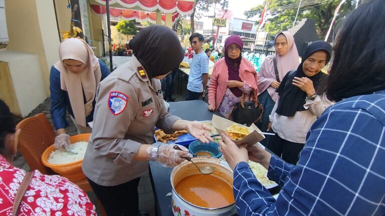 Polresta Malang Kota Sapa Warga melalui Baktikes dan Makan Bersama Gratis*